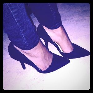 Black pointed toe heels..