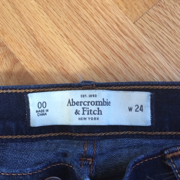 dark wash abercrombie jean shorts - Picture 2 of 3