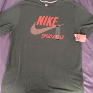 Price drop!!Mens Brand new never worn Nike shirt