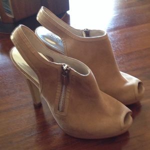 MICHAEL KORS PEEP TOE BEIGE SUEDE SANDALS