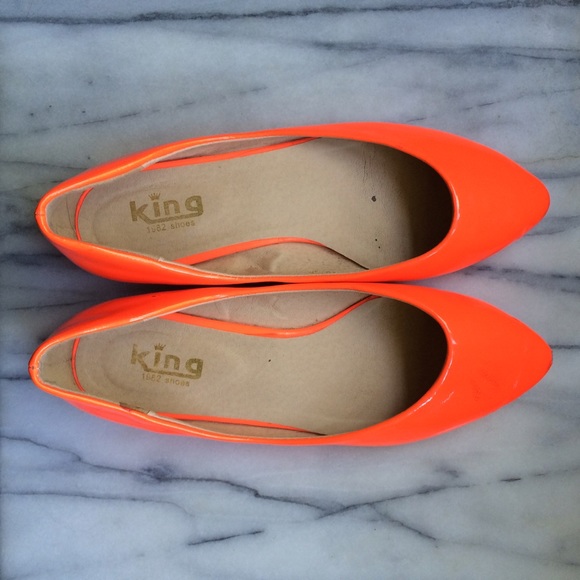 Pointed toe flats