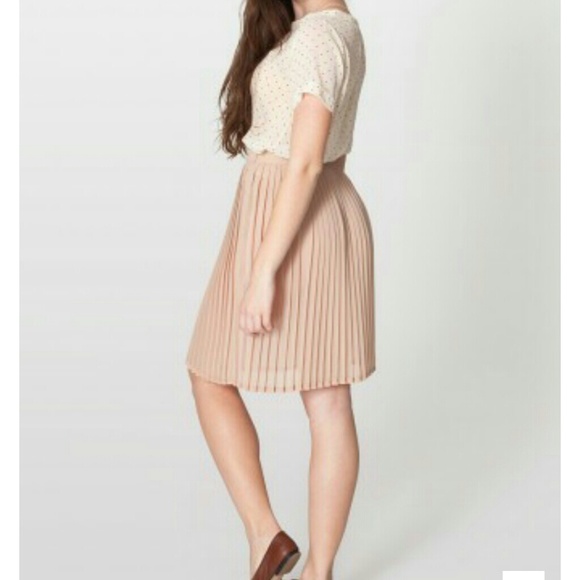 American Apparel Dresses & Skirts - American Apparel Nude Tan Chiffon Pleated Skirt