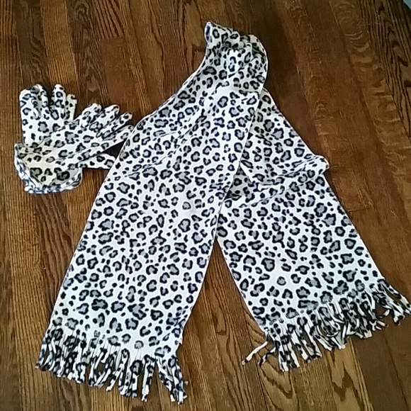 SOLD!!!! Snow leopard print gloves and scarf! - Picture 1 of 2