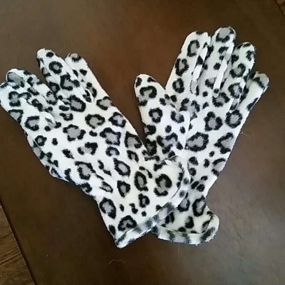 SOLD!!!! Snow leopard print gloves and scarf! - Picture 2 of 2