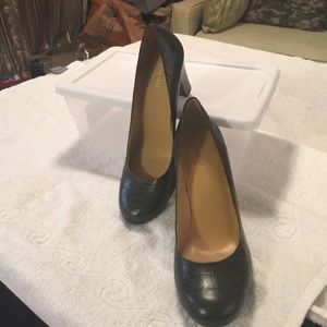 Nine West Reptile Embossed, round toed pumps. (10)