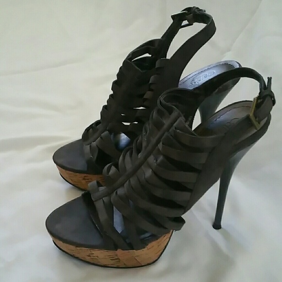 Brown heels with texture bamboo