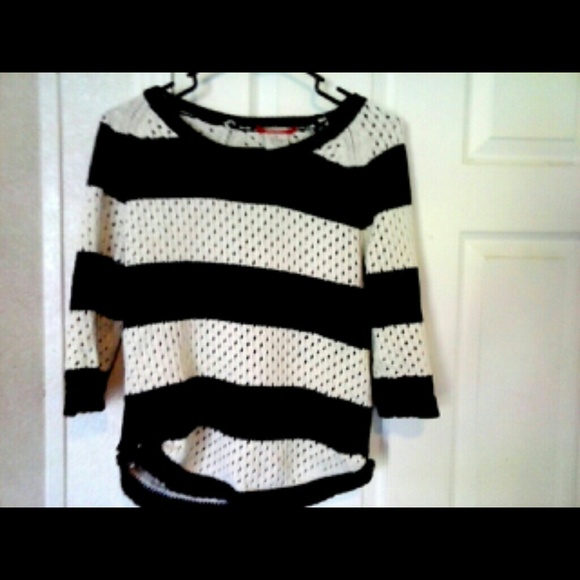 Half sleve hole sweater