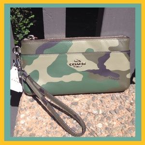 Camouflage Coach Wristlet 💯👜🌴