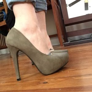 Off-beige pumps