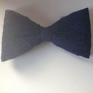 Claire's navy blue bow
