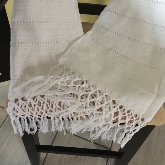 Beautiful shawl , hand made , new . - Picture 2 of 4