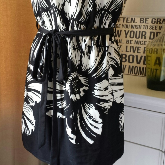 🚫SOLD! NWOT Black/White Floral Dress - Picture 3 of 3