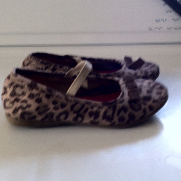 Cheetah/leopard print shoes. Flats size 9 - Picture 2 of 4