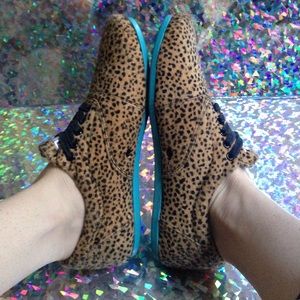 ✨NWOT FUZZY LEOPARD STUDY KIX✨