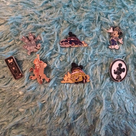 DISNEY PINS