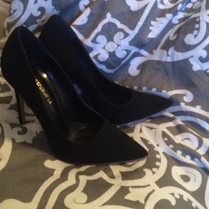 The perfect pair of pointed toe pumps 😍