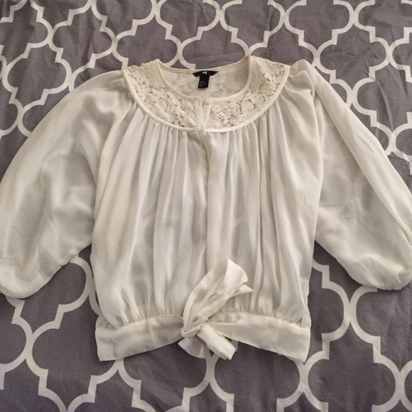 H&M Tops - LIKE NEW H&M flowy top