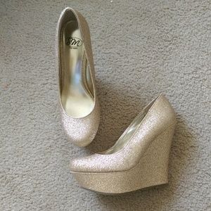 🆕 NWOT Glitter Wedge Pump