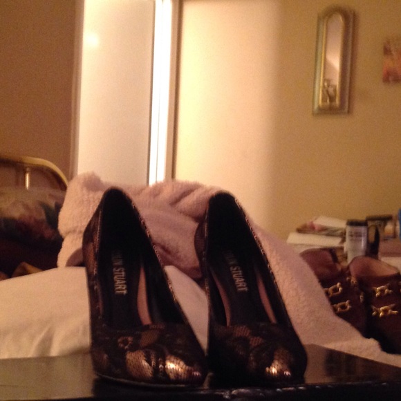 Colin Stuart lace pump $30, size 5 - Picture 2 of 3