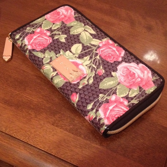💕 NWOT Floral Sequin Betsey Johnson Wallet!