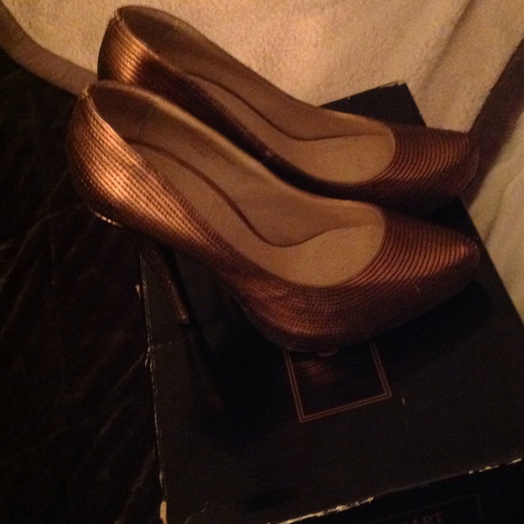 Great shoes...size 5, $40 - Picture 2 of 3