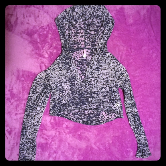 BOGO FREE MOVING SALE! 🔵⚪️ Cropped sweater ⚪️🔵