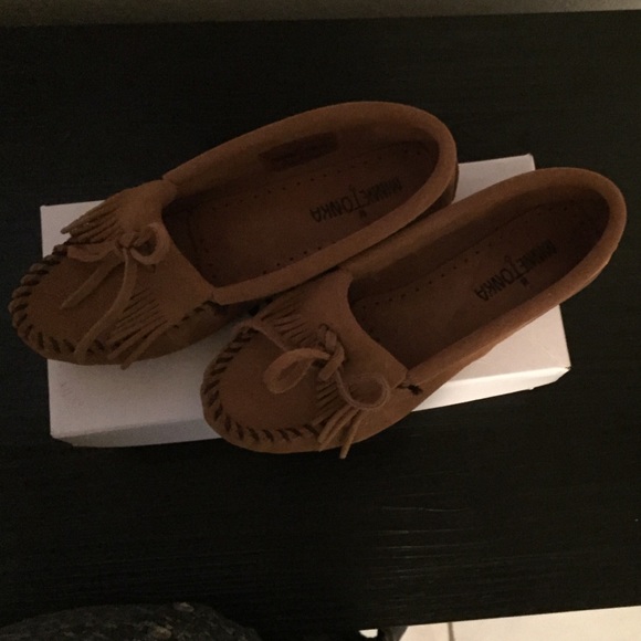 Minnetonka Women's Kilty Taupe Moccasins