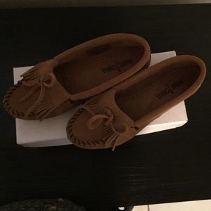 Minnetonka Women's Kilty Taupe Moccasins