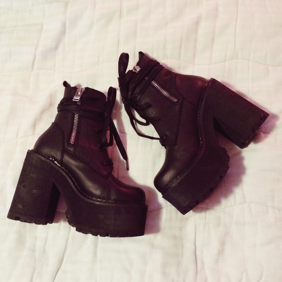UNIF Choke Boots ❤️