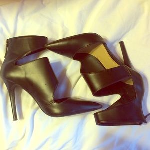 Zara Black pointy ankle heel/bootie