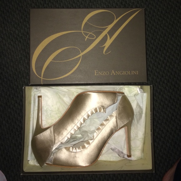 Enzo Angiolini heals size 8.5