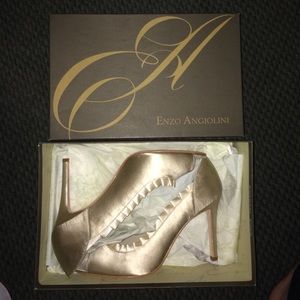Enzo Angiolini heals size 8.5