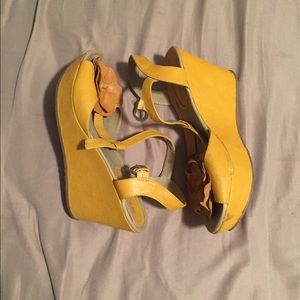 Yellow Kenneth Cole Reaction wedges
