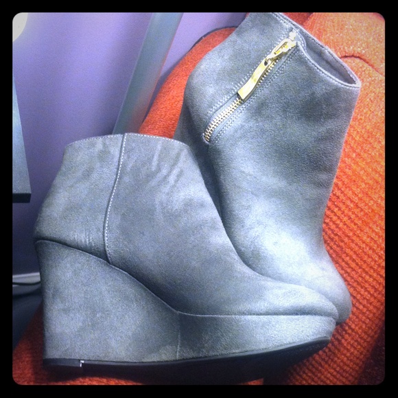🚫SOLD ON EBAY🚫Christian Siriano Gray Suede Wedge