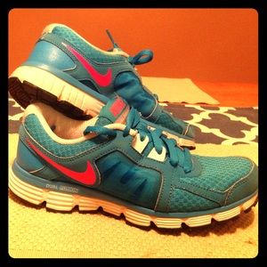 Nike dual fusionst2 sneakers! Blue and pink