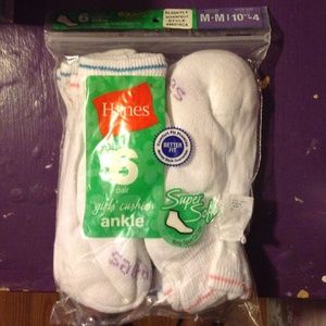 FREE W/ PURCHASE: Hanes White Socks