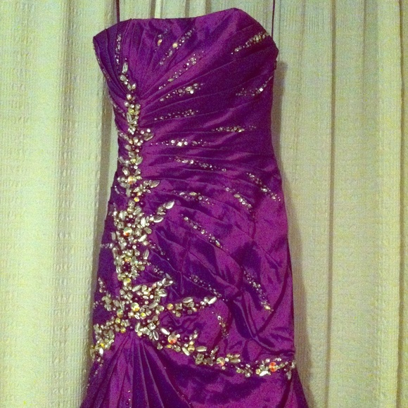 Purple gown with crystal embellishments - Picture 1 of 4