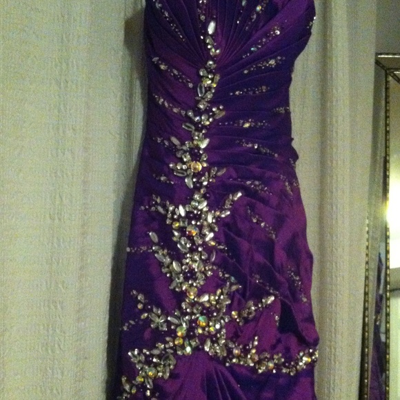 Purple gown with crystal embellishments - Picture 2 of 4