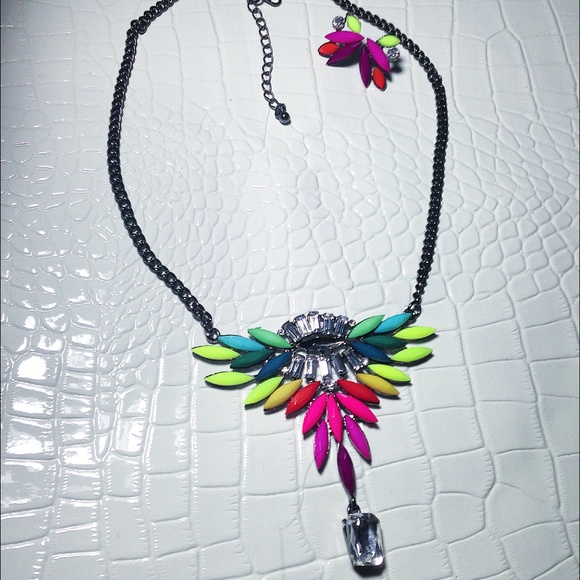 NWT Colorful shourouk statement necklace