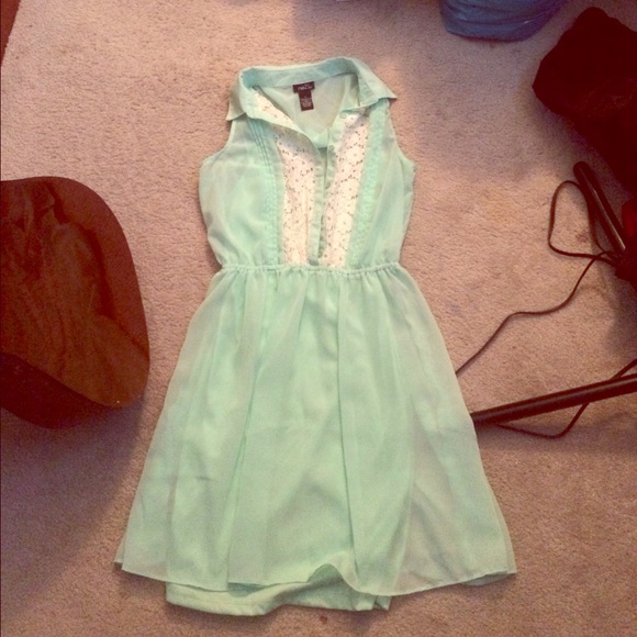 Collared mint green dress with white lace