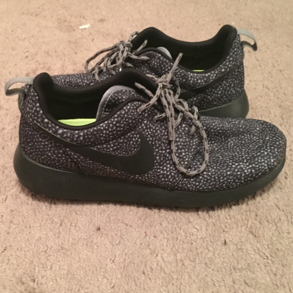 Nike Shoes - Nike roshe run