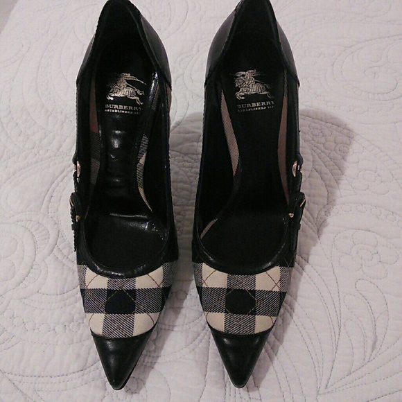 SOLD !!! ....Authentic Burberry dark brown pumps