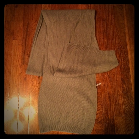 Long, very soft & warm gray scarf. - Picture 1 of 3