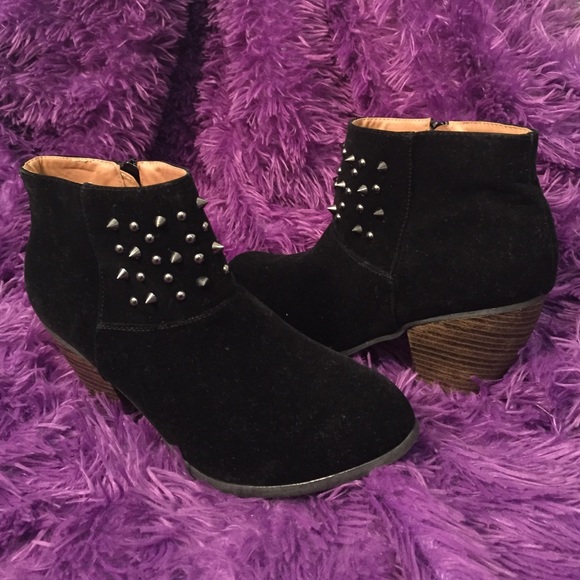 Qupid Shoes - Black Suede Booties