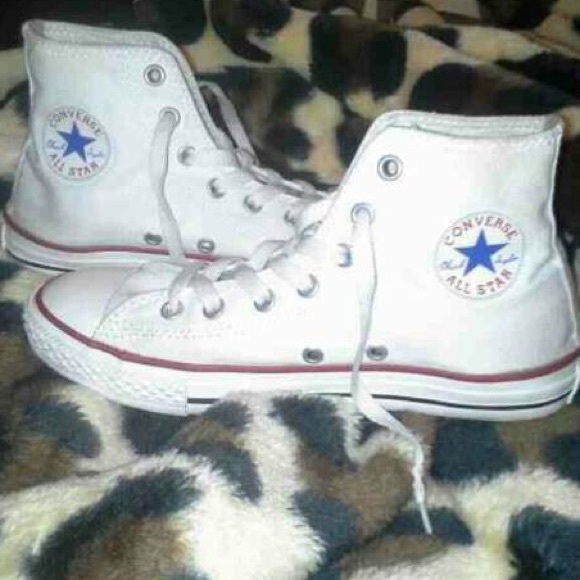Womens white converse size 6 ‼️❤️