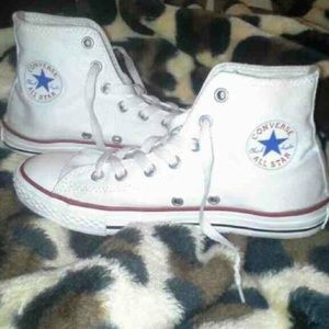 Womens white converse size 6 ‼️❤️