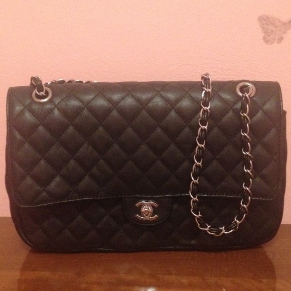 FINAL SALE! 💕 Black Quilted Purse with Chain!