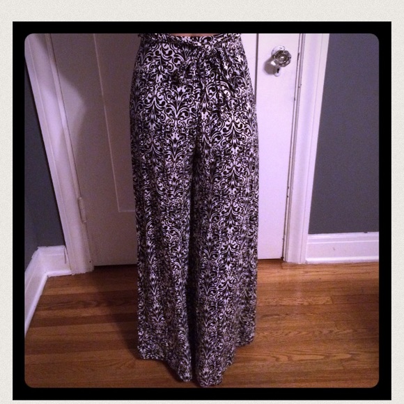 Adorable backless jumpsuit - Picture 4 of 4