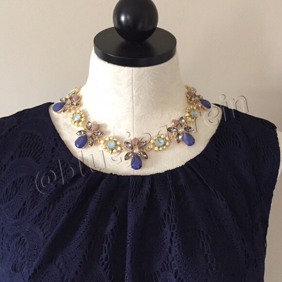 π«BUNDLEDπHP NWT NY & Co. Flower Collar Necklace! - Picture 2 of 4