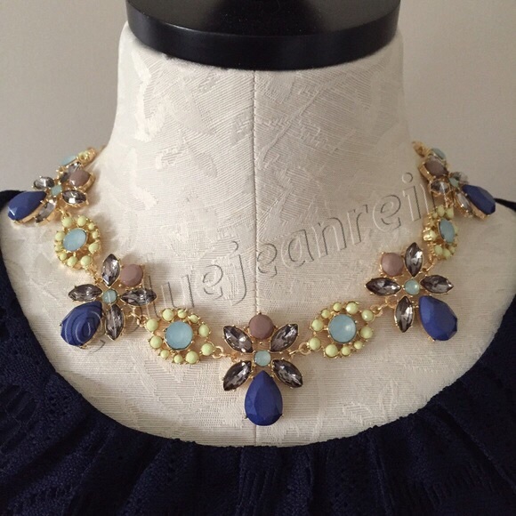 π«BUNDLEDπHP NWT NY & Co. Flower Collar Necklace! - Picture 3 of 4